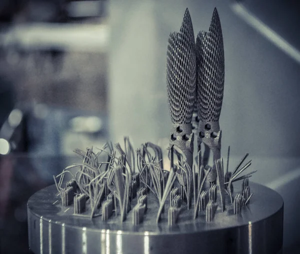 Oggetto stampato su stampante 3D in metallo primo piano. — Foto Stock