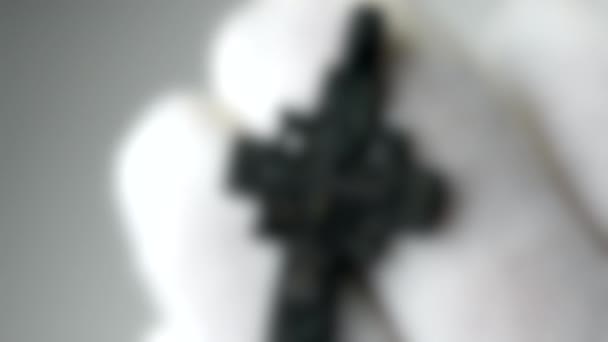 Розмитий фон. Стародавній хрест археологічний знахідка Білий фон — стокове відео