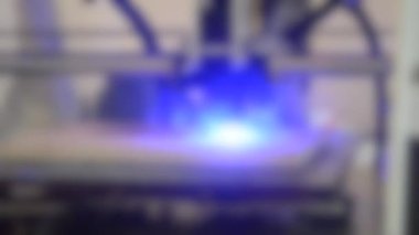 Arka plan bulanık. Tahtaya lazer oyması. 3D yazıcı lazer ışını yanıkları