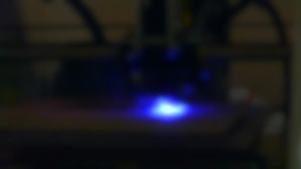 Fond flou. Gravure laser sur macro bois. Rayon laser imprimante 3D — Video