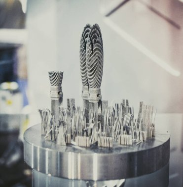 Metal 3d yazıcıya yakın çekimde yazdırılan nesne