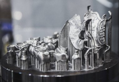 Metal 3d yazıcıya yakın çekimde yazdırılan nesne.