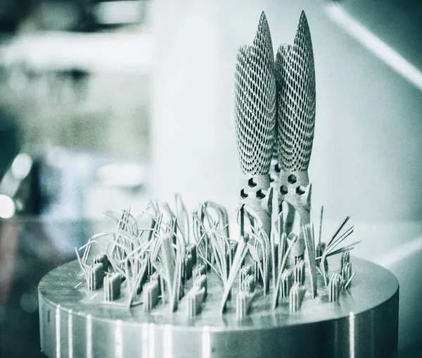 Oggetto stampato su stampante 3D in metallo primo piano. — Foto Stock
