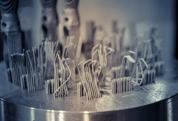 Metal 3d yazıcıya yakın çekimde yazdırılan nesne