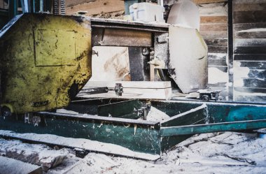 Bıçkıhane. bıçkıhane makinesindeki makine kayıtları ağaç gövdesini testereyle keser