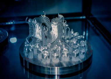 Metal 3D yazıcıya yakın plan basılmış. Nesne lazer sindirim makinesine basılmış. Metal tozundan modern 3D yazıcı baskısı. Kavramsal katkı maddesi DMLS, SLM, SLS