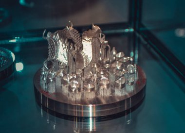 Metal 3D yazıcıya yakın plan basılmış. Nesne lazer sindirim makinesine basılmış. Metal tozundan modern 3D yazıcı baskısı. Kavramsal katkı maddesi DMLS, SLM, SLS 3D yazdırma teknolojisi