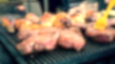 Arka plan bulanık. Barbeküde ızgara yapılmış büyük, güzel et parçaları.