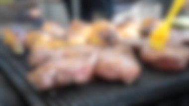 Arka plan bulanık. Et soslu biftek yağlanmış sarı fırça yakın plan.