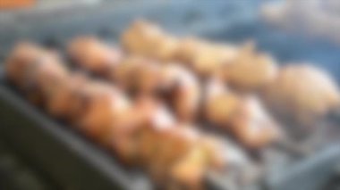 Arka plan bulanık. Tükürüğünde lezzetli ve lezzetli et rostosu