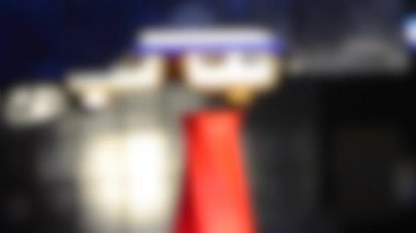 Arka plan bulanık. Otomatik bilgisayar yazıcısı 3B şekil kırmızı yakın plan döküyor