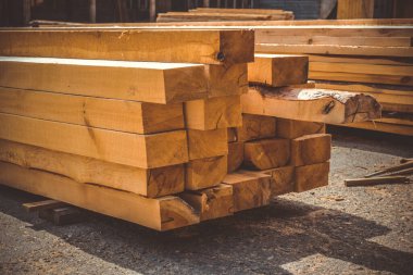 Bıçkıhane. Dışarıdaki bir kereste fabrikasının tahtalarını kesmek için depo. Tahta kereste yığını boş ahşap inşaat malzemesi