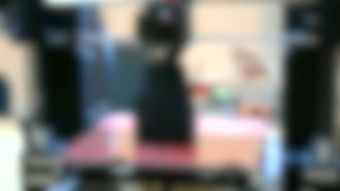 Arka plan bulanık. 3D yazıcının çalışma süreci
