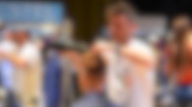 Arka plan bulanık. Erkek kuaförler kuaförlere yakın plan modellik yapıyor.