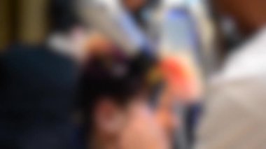 Arka plan bulanık. Erkek kuaförler kuaförlere yakın plan modellik yapıyor.