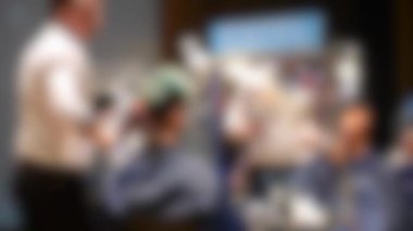 Arka plan bulanık. Erkek kuaförler kuaförlere yakın plan modellik yapıyor.