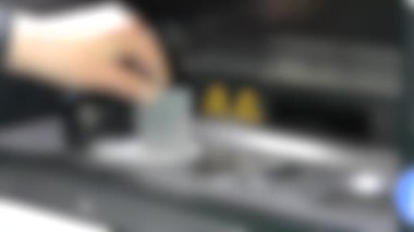 Arka plan bulanık. Lazer sinterleme makinesinin işletimine hazırlanılıyor.