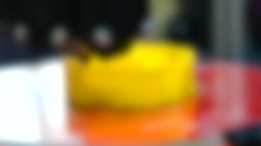 Arka plan bulanık. 3D yazıcı parlak sarı model yakın plan.