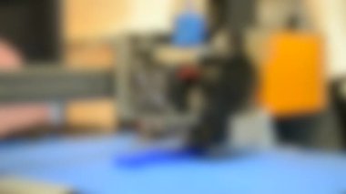 Arka plan bulanık. 3D yazıcı hacimsel bir nesne oluşturur