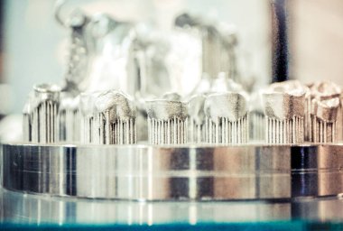 Metal 3D yazıcıya yakın plan basılmış. Nesne lazer sindirim makinesine basılmış. Metal tozundan modern 3D yazıcı baskısı. Kavramsal katkı maddesi DMLS, SLM, SLS 3D yazdırma teknolojisi