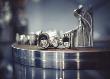Metal 3D yazıcıya yakın plan basılmış. Nesne lazer sindirim makinesine basılmış. Metal tozundan modern 3D yazıcı baskısı. Kavramsal katkı maddesi DMLS, SLM, SLS 3D yazdırma teknolojisi