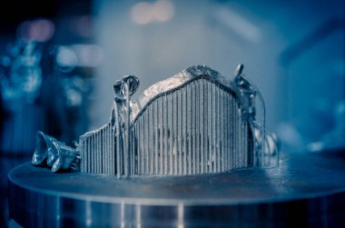 Metal 3D yazıcıya yakın plan basılmış. Nesne lazer sindirim makinesine basılmış. Metal tozundan modern 3D yazıcı baskısı. Kavramsal katkı maddesi DMLS, SLM, SLS 3D yazdırma teknolojisi