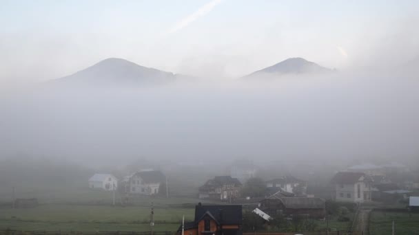 Утренний туман рассеивается в горах — стоковое видео
