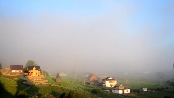 La nebbia mattutina si dissipa in montagna — Video Stock