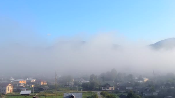 O nevoeiro da manhã dissipa-se nas montanhas — Vídeo de Stock