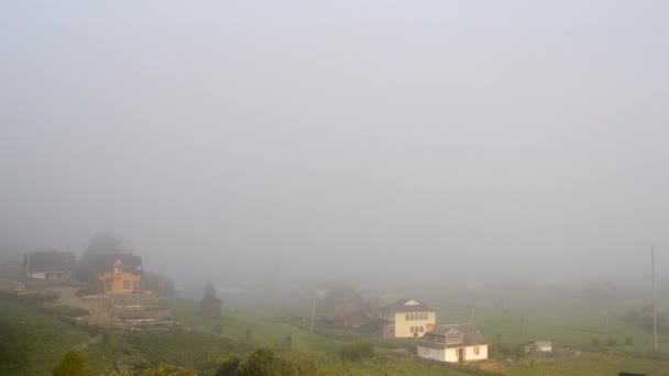 Le brouillard du matin se dissipe dans les montagnes — Video