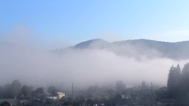 Le brouillard du matin se dissipe dans les montagnes — Video