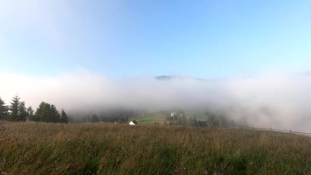 Niebla de la mañana se disipa en las montañas — Vídeo de stock