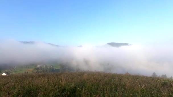 La nebbia mattutina si dissipa in montagna — Video Stock