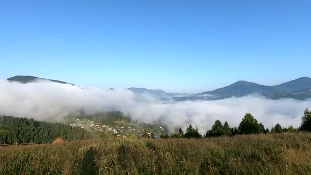 Niebla de la mañana se disipa en las montañas — Vídeo de stock