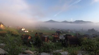 Sabah sisi dağlarda kaybolur.