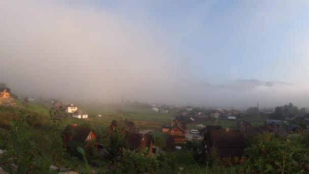 Niebla de la mañana se disipa en las montañas — Vídeo de stock
