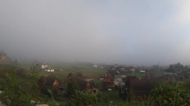 Le brouillard du matin se dissipe dans les montagnes — Video