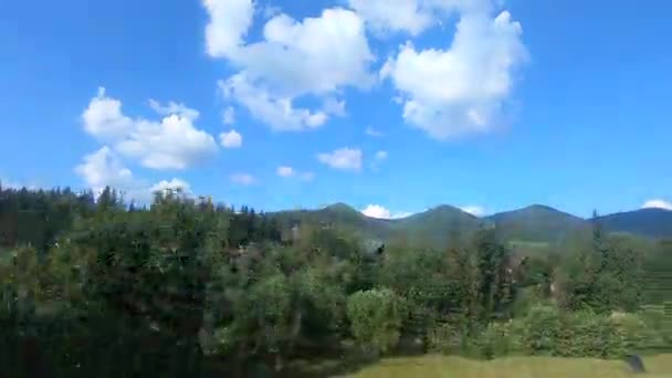 Uitzicht vanuit het raam van de auto langs de weg tussen de bergen — Stockvideo