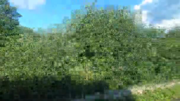 Vista desde la ventana del coche conduciendo por la carretera entre las montañas — Vídeo de stock