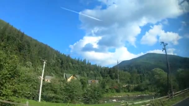 Vista desde la ventana del coche conduciendo por la carretera entre las montañas — Vídeos de Stock
