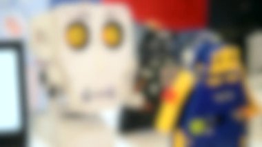 Arka plan bulanık. Oyuncak robotlar prototipler yakın plan konsept otomasyon arka planı
