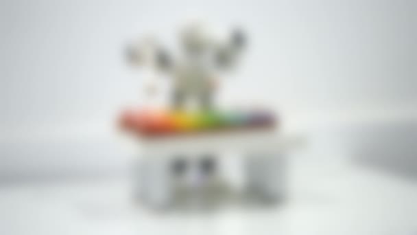 Homályos háttér. Egy kis robot játszik egy xilofonon közelről.. — Stock videók