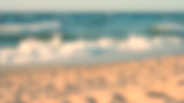Розмитий фон. Хвилі Чорного моря, що лягають крупним планом на піщаному пляжі — стокове відео