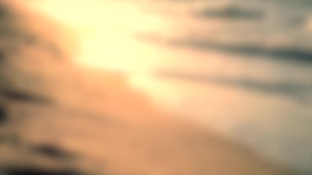 Размытое прошлое. Солнечная дорожка на морском песке с фильтром, верхний план — стоковое видео