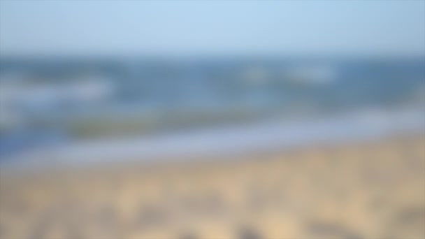 Fond flou. vague de mer avec mousse blanche sur une plage de sable — Video