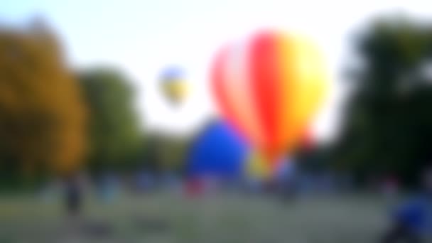 Wazige achtergrond. De opkomst van ballonnen op het festival van ballonnen. — Stockvideo