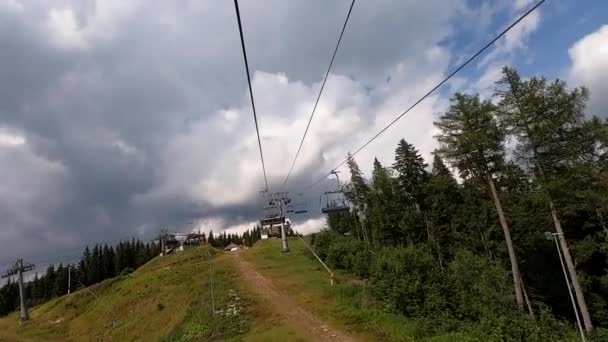 Pohyb lanovky v lese v horách za slunečného dne. — Stock video