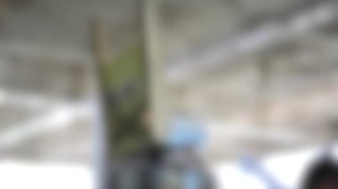 Arka plan bulanık. Ev yapımı robot kafası sağa sola dönüyor.