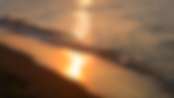 Fond flou. mer calme, petites vagues, plage de sable, coucher de soleil — Video