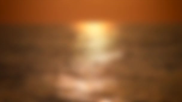 Sfondo sfocato. Sentiero solare luce sulle onde del mare durante il tramonto, — Video Stock